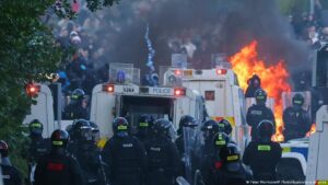 Segunda noche de violencia racista en Belfast tras ataque