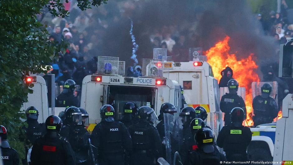 Segunda noche de violencia racista en Belfast tras ataque