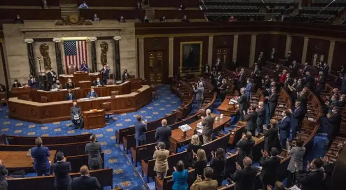 Senado de EEUU vota por primera vez a favor de detener la guerra