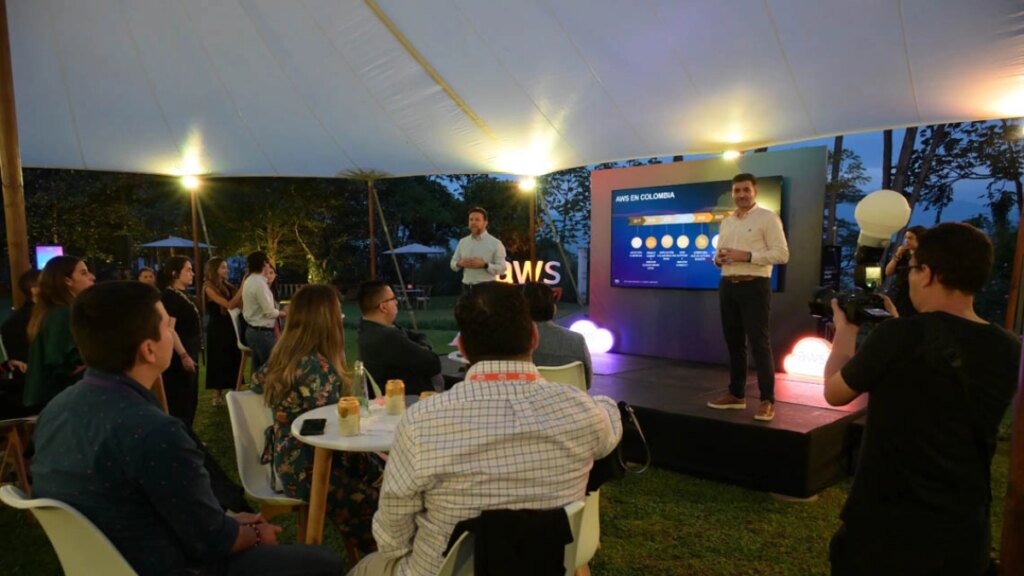 Sin ser experto en tecnología: Medellín le enseña inteligencia artificial desde cero para que acceda a los empleos del futuro