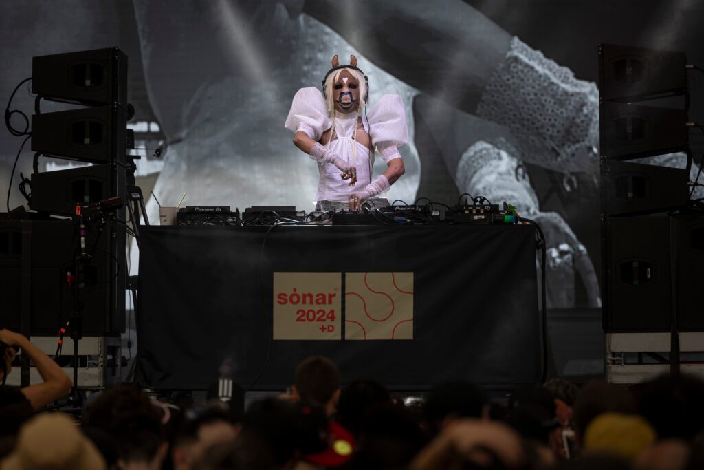 Actuación de HorsegiirL en el Festival Sónar de 2024.