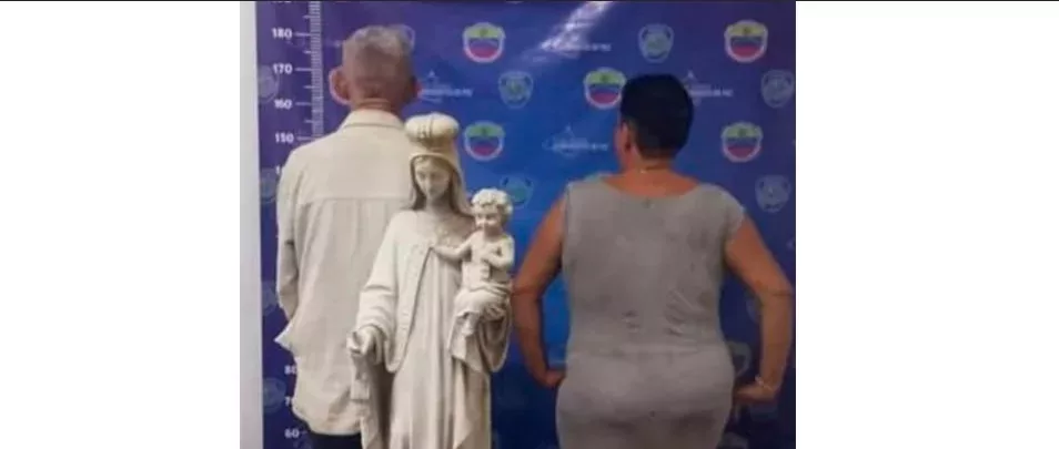 Sorprenden a dos adultos robando imágenes y fotos de muertos