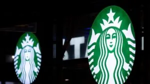 Starbucks decreta un cierre parcial en Corea del Sur y lecciones de Historia a sus empleados tras una calamitosa campaña publicitaria | elperiodico.com