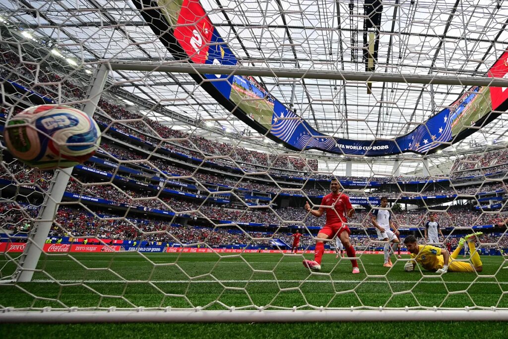 Suiza castiga a Bosnia con una goleada postrera que le acerca a las eliminatorias