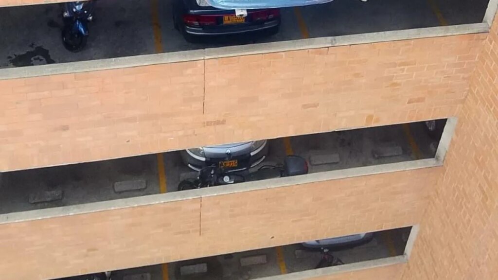Suspendido en el vacío a 20 metros de altura: el insólito accidente de un carro que quedó colgando del séptimo piso de un parqueadero en Rionegro
