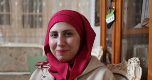 Tal al Mallohi, bloguera siria que estuvo presa 15 años: «Escuchábamos los gritos de tortura día y noche»