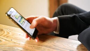 «Te guarda en secreto 40 GB de basura»: experto en informática explica cómo liberar espacio en WhatsApp