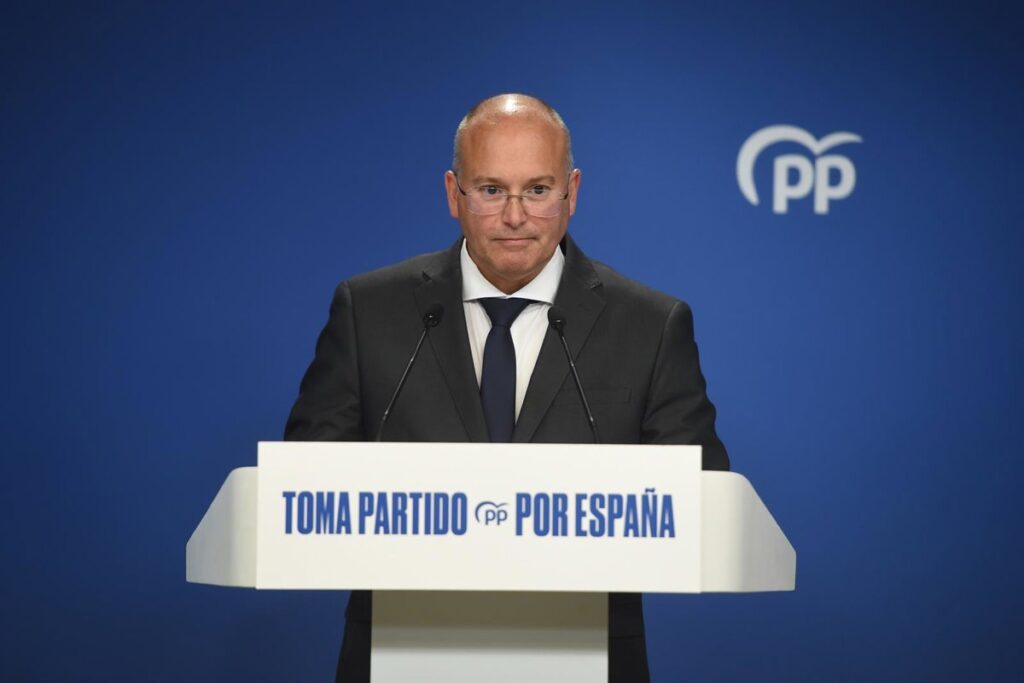 Tellado ve "imposible creer que Sánchez no estaba al corriente" y le espeta: "Salga de La Moncloa con las manos en alto"
