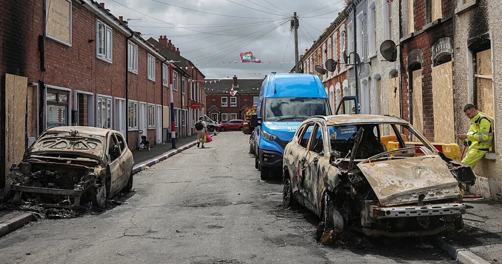 Tensión en Belfast: «Esto parece una zona de guerra, pero aquí vive gente normal»
