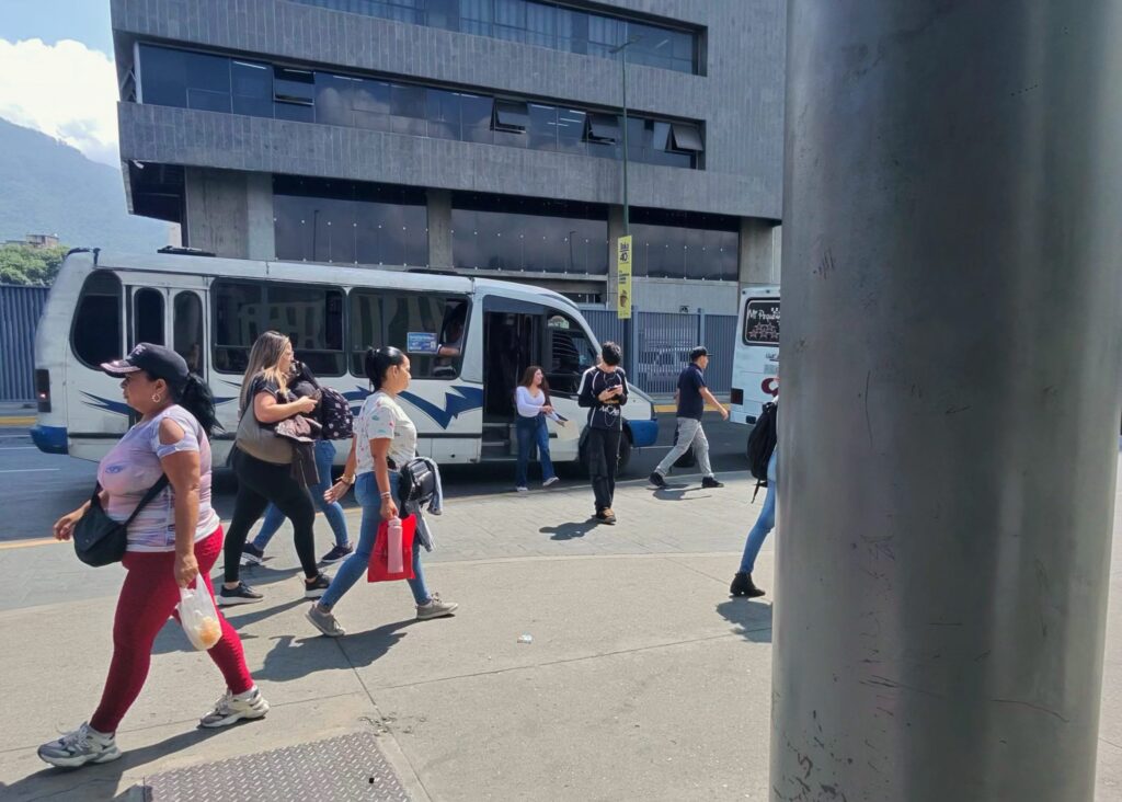 Transportistas advierten que el pasaje urbano aumentará cada mes pese a promesa del chavismo