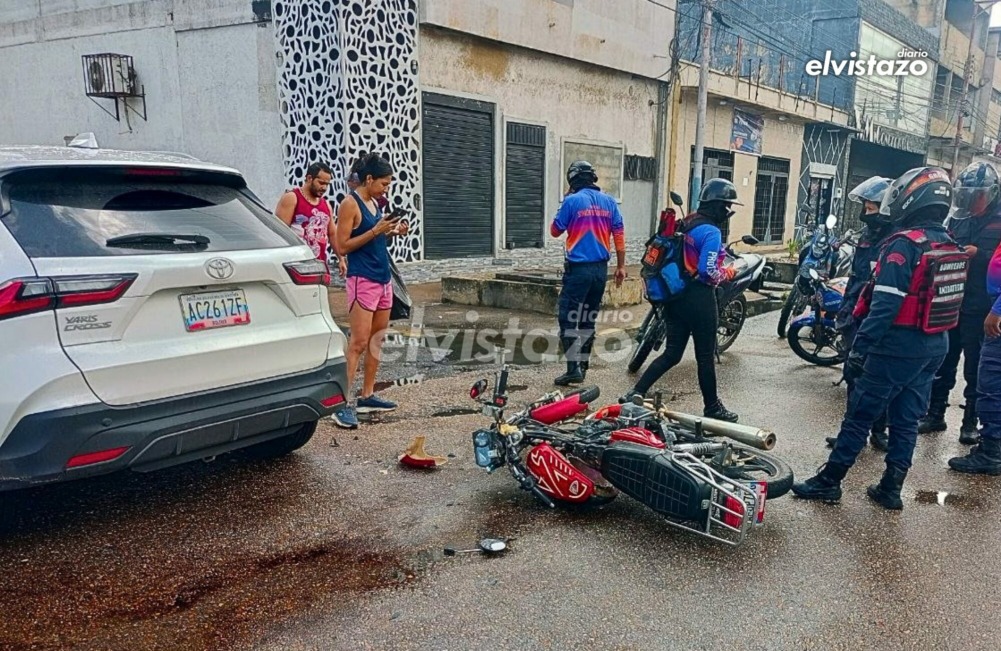 Tras llovizna matutina se registró colisión moto - vehículo en la esquina del edificio CANTV de El Tigre