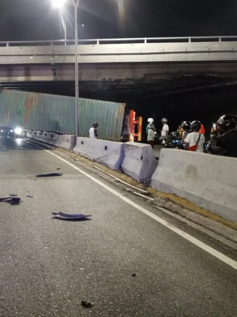 Tres fallecidos y cuatro heridos deja accidente en el distribuidor El Ciempiés en Caracas