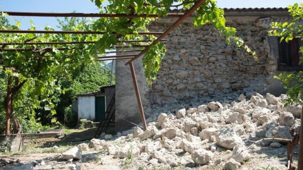 Vista de los daños en una vivienda tras los terremotos de magnitud 4,8 y 5,2 en la escala de Richter en Dafnousa, Eubea (Grecia), el 7 de junio de 2026.