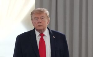 Trump advierte que si Irán adquiere un arma nuclear sufrirá consecuencias increíbles