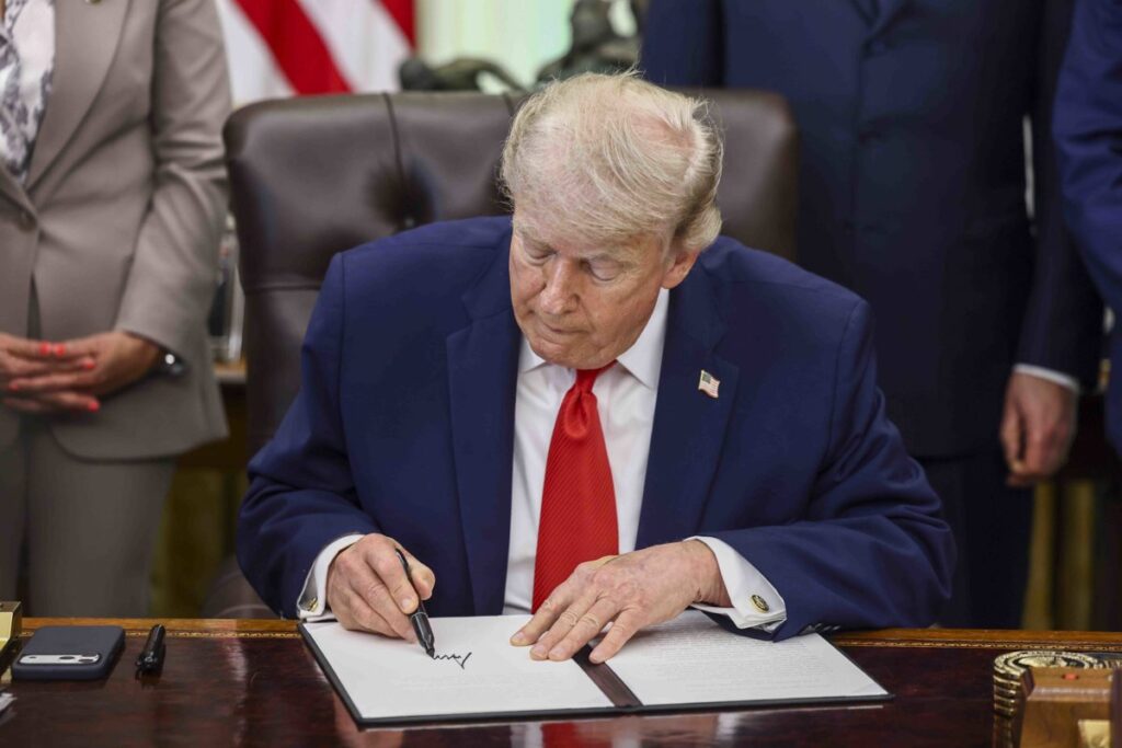 Trump anuncia que el acuerdo provisional con Irán se firmará este domingo