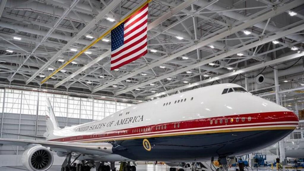 Trump presenta el nuevo y lujoso Air Force One regalado por Catar