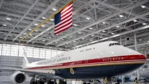 Trump desvela el nuevo Air Force One, un Boeing de lujo con los colores de la bandera y donado por Catar | elperiodico.com