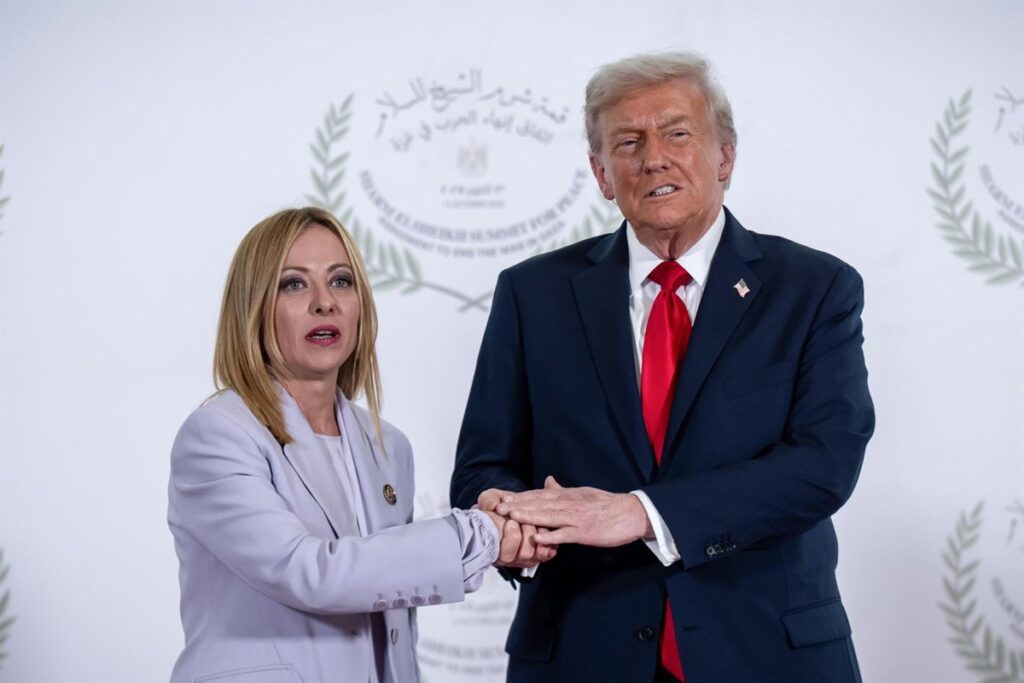 Trump dice que se fotografió "por pena" con Meloni y la primera ministra contesta que Italia "no suplica"