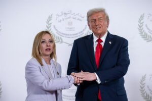 Trump dice que se fotografió «por pena» con Meloni y la primera ministra contesta que Italia «no suplica» | europapress.es