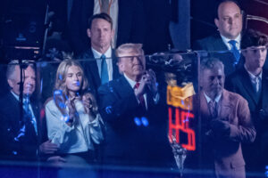 Trump llegó al Madison Square Garden para asistir al tercer partido de las Finales de NBA – AlbertoNews
