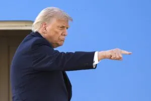 Trump presentó el nuevo Air Force One: lujo, tecnología y los colores de la bandera (Fotos)