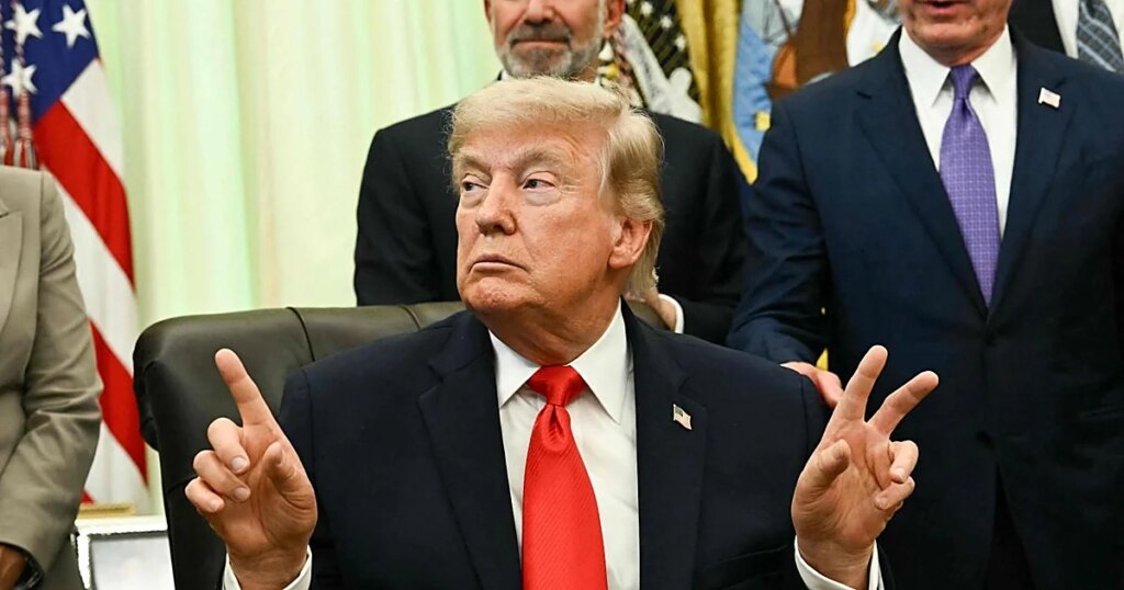 Trump sopla 80 velas en la jaula de lucha de la Casa Blanca
