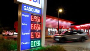 Trump urge bajar precio de gasolina a 2,50 dólares por galón