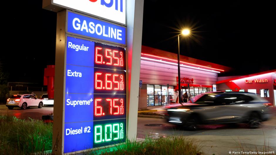 Trump urge bajar precio de gasolina a 2,50 dólares por galón
