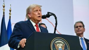Trump vuelve a reconocer a De la Espriella como vencedor de las elecciones y complacido con los elogios del ultraderechista colombiano | elperiodico.com