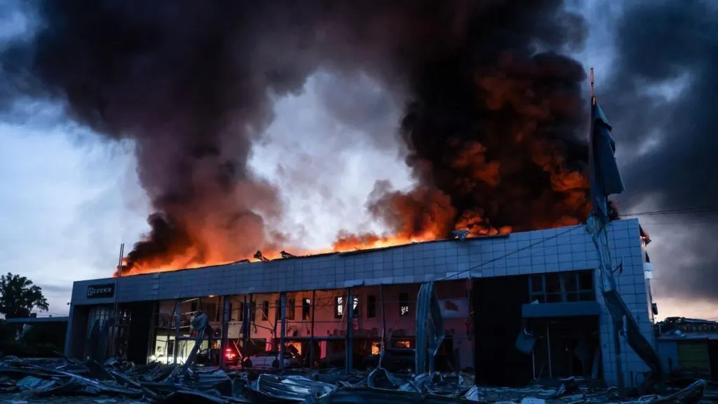 Un edificio arde en Kiev tras un ataque de Rusia con drones
