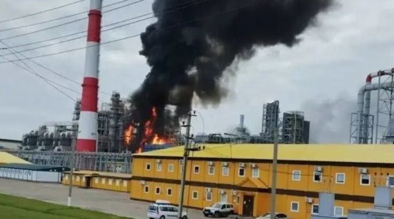 Ucrania atacó dos refinerías rusas en Tatarstán y una planta química en Samara (VIDEO)