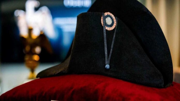 Último sombrero de Napoleón se exhibe por primera vez en más de un siglo