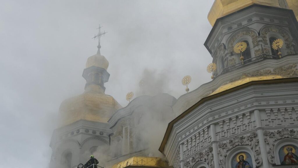 Rescatistas ucranianos trabajan en la Catedral de la Dormición en Kiev, tras ser alcanzada por un nuevo ataque masivo ruso, el 15 de junio de 2026