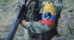 Un centenar de guerrilleros entrega armas en acuerdo con Petro