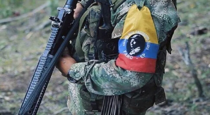 Un centenar de guerrilleros entrega armas en acuerdo con Petro