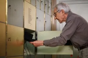 Un emocionado José Sacristán entrega el sombrero de su abuelo y ‘El Quijote’ de su padre como legado al Instituto Cervantes