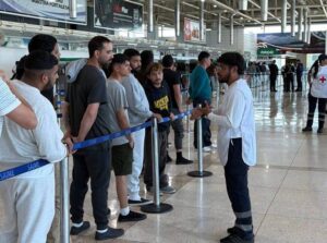 Un grupo de 121 migrantes venezolanos retorna al país en un vuelo de repatriación desde Estados Unidos