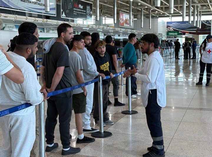 Un grupo de 121 migrantes venezolanos retorna al país en un vuelo de repatriación desde Estados Unidos