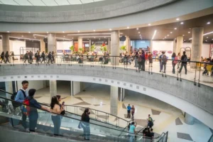 Un hombre fallece tras caer al vacío desde el último piso