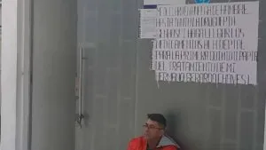Un hombre se declaró en huelga de hambre durante más de 12 horas porque no le entregaban el medicamento para su hermano enfermo de cáncer en Nariño