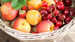 Un informe de las autoridades europeas confirma que las uvas, las fresas y las naranjas son las frutas más contaminadas con pesticidas