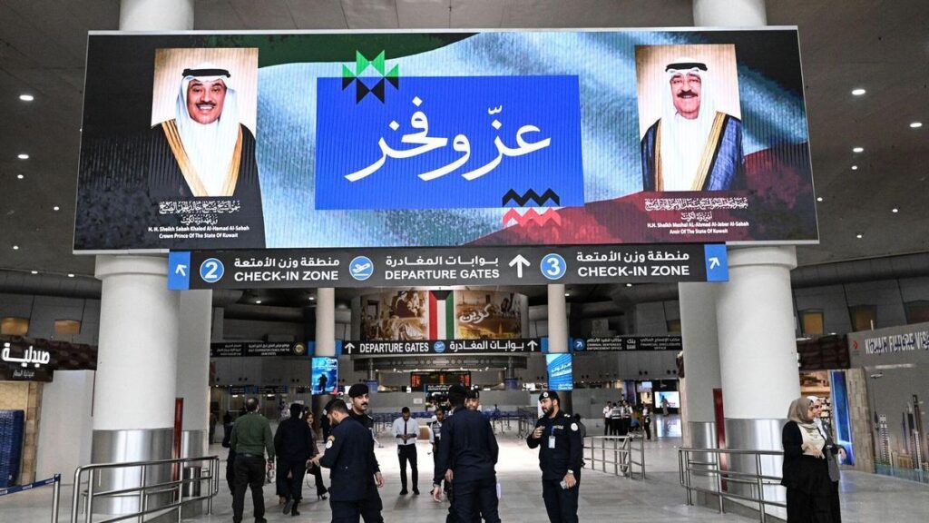 Agentes de seguridad en el aeropuerto internacional de Kuwait.