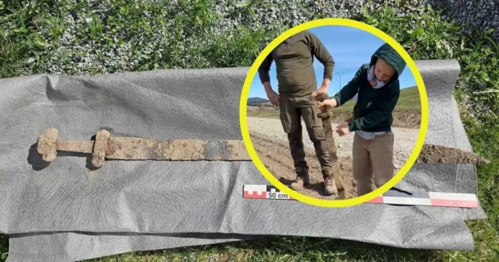 Un niño de 6 años encuentra una espada vikinga de 1.200 años y el hallazgo sorprende a los arqueólogos