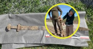 Un niño de 6 años encuentra una espada vikinga de 1.200 años y el hallazgo sorprende a los arqueólogos