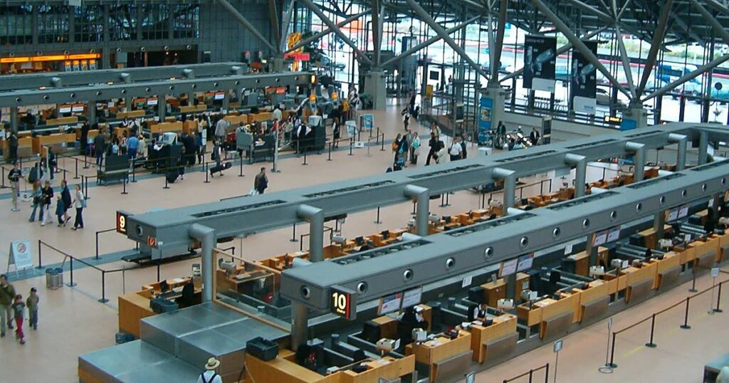 Un pasajero desata la alarma y obliga a desalojar el aeropuerto de Hamburgo tras pulsar un botón de emergencia