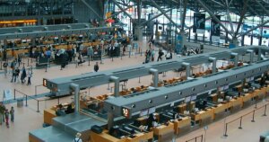 Un pasajero desata la alarma y obliga a desalojar el aeropuerto de Hamburgo tras pulsar un botón de emergencia