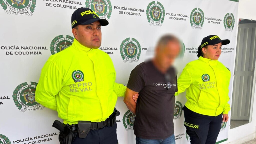 Un profesor de 70 años fue capturado por explotar sexualmente a sus estudiantes menores de edad en un colegio de Medellín