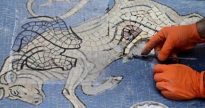 Un toro, miles de turistas y una superstición centenaria: la historia del mosaico de Milán que pierde sus testículos cada pocos años