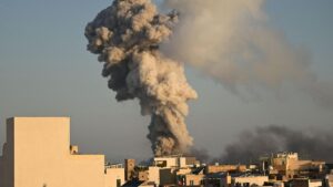 Una aparatosa explosión en una fábrica de fuegos artificiales de Malta deja dos heridos y una imponente columna de humo | elperiodico.com