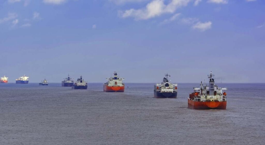 Una avalancha histórica de petróleo se agolpa a las puertas de Ormuz: largas colas de buques y navieras enteras ya se preparan para inundar el mundo con crudo